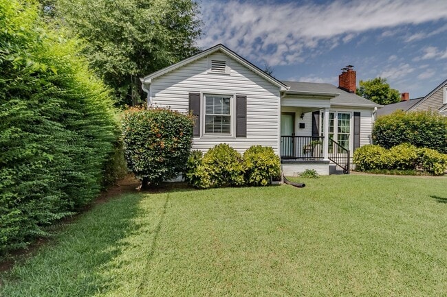 Building Photo - Beautiful 2 Bed 1 Bath Available in August!