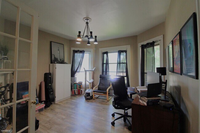 Building Photo - 2 br, 1 bath House - 811 E Pleasant St 1