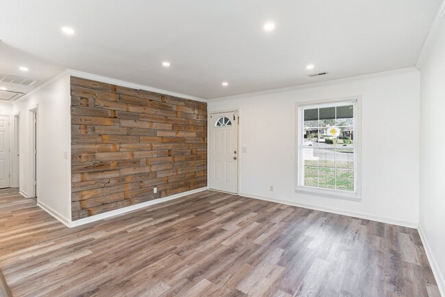 Building Photo - 3883 Crouch Dr