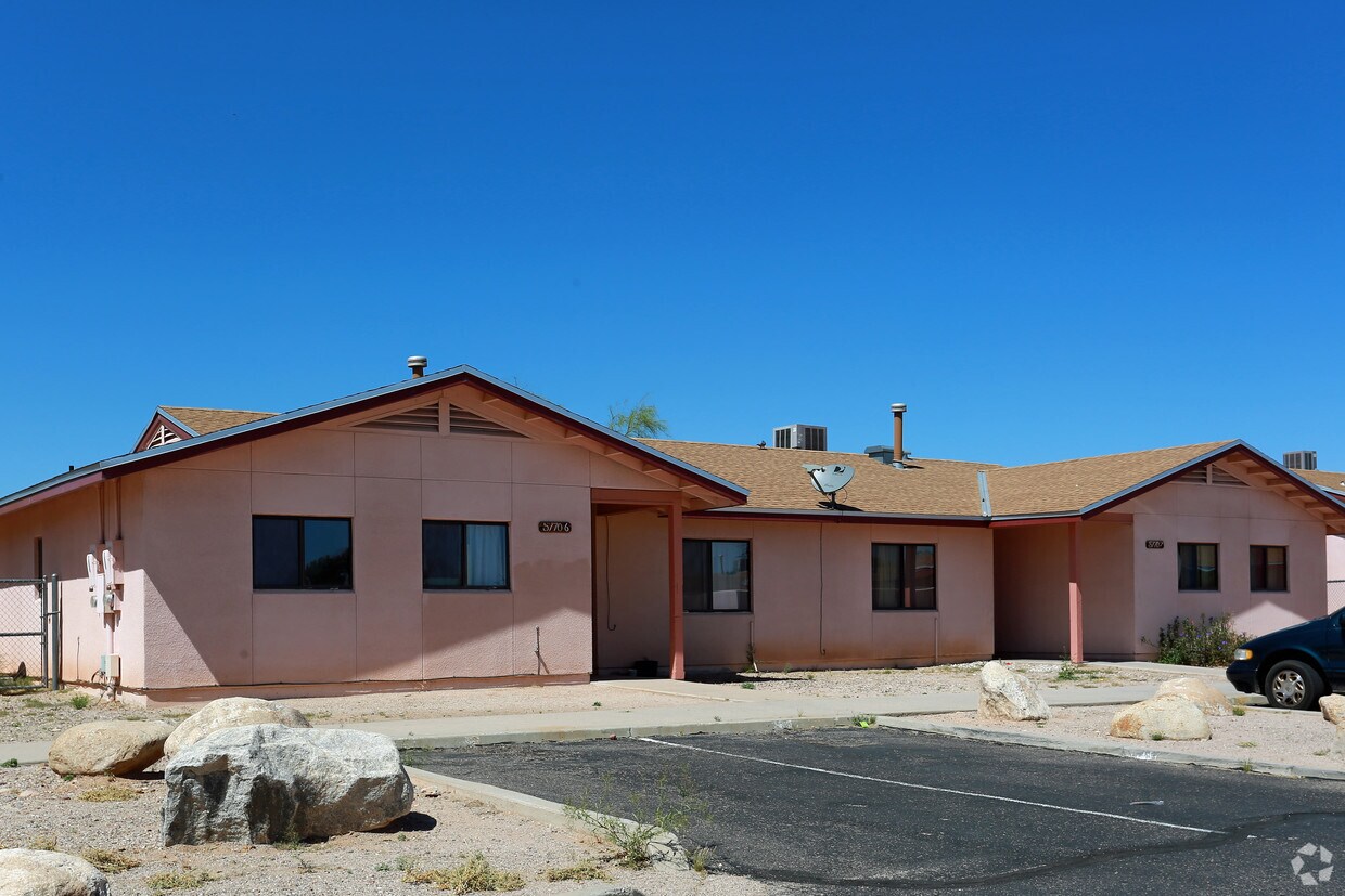 Building Photo - 5770 S Del Moral Blvd