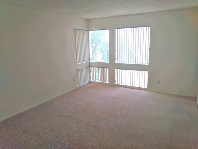 Master Bedroom - Palms Crest Apartments