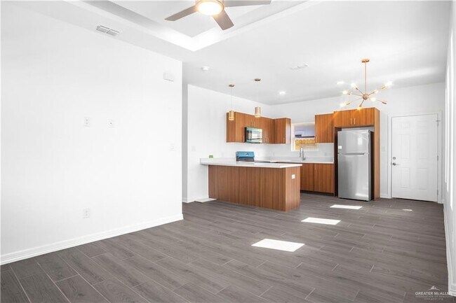 Building Photo - 608 N Onyx Ave