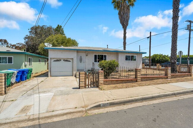 Building Photo - Beautifully Renovated 3 Bedroom Home with Large Yard & Garage!