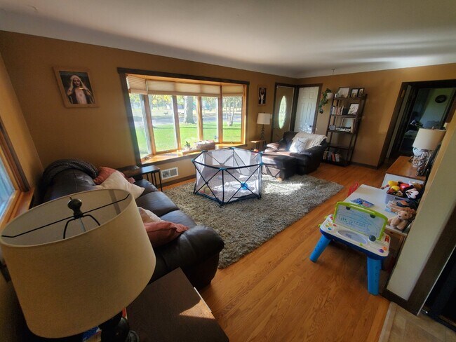 Building Photo - Charming 4-Bedroom Home for Rent in White ...