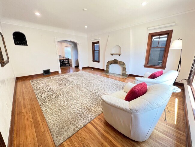 Foto del edificio - 4303 E 3rd St