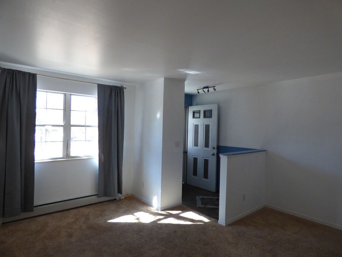 Primary Photo - Cozy Townhome in North Longmont Rent inclu...