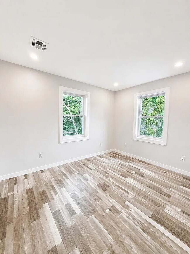 Foto del edificio - 182 Belmont Ave