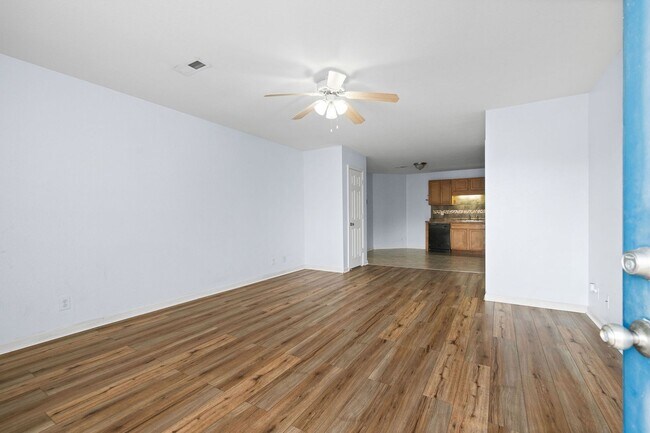 Building Photo - 504 Luxury Dr