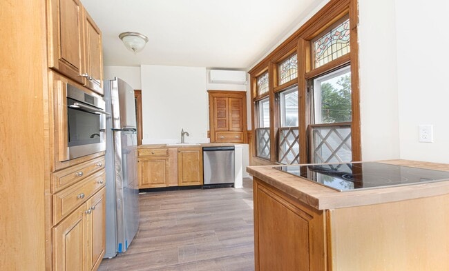 Building Photo - 963 Main St
