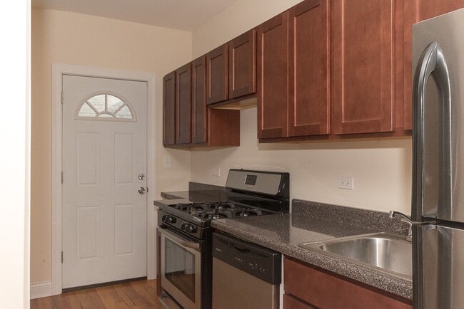 Building Photo - 905 W Cornelia Ave