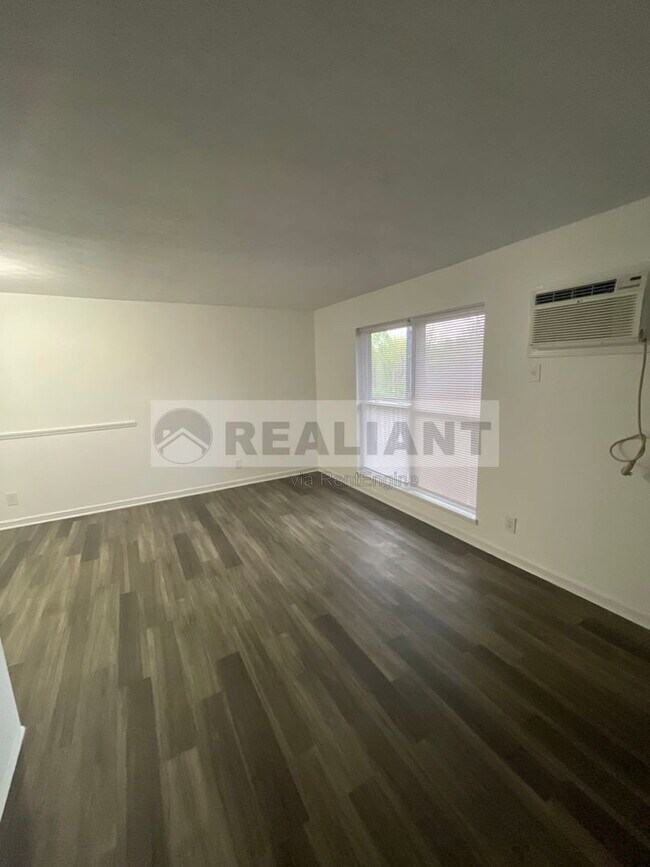 Building Photo - 2021 Cambridge Dr