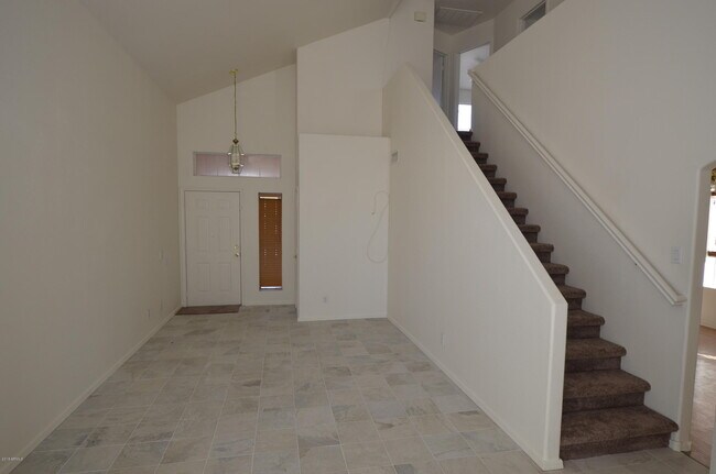 Foto del edificio - 630 N Diane Ct