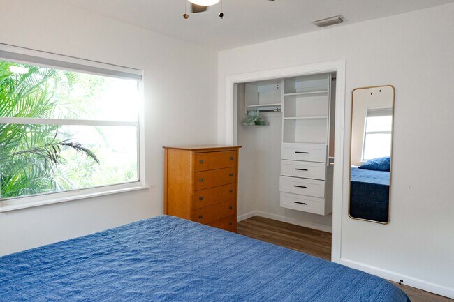 Foto del edificio - 704 Yelvington Ave