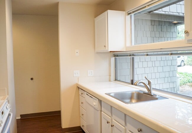 Building Photo - INCREDIBLE SPECIAL! Gorgeous & Bright 1-Bed w/ Wood-Burning Fireplace, W/D, & Private Patio!