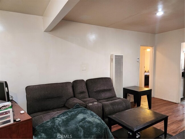 LIVING ROOM - 1504 Redondo Blvd