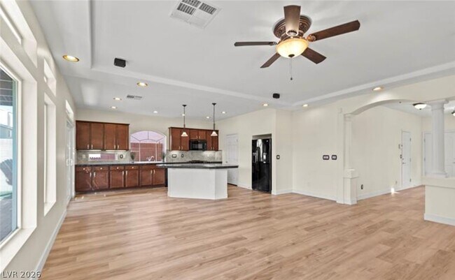 Foto del edificio - 5945 Lambert Bridge Ave