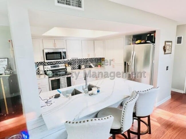Foto del edificio - Stunning 3 bed / 2.5 bath / 1,227 sqft Hou...