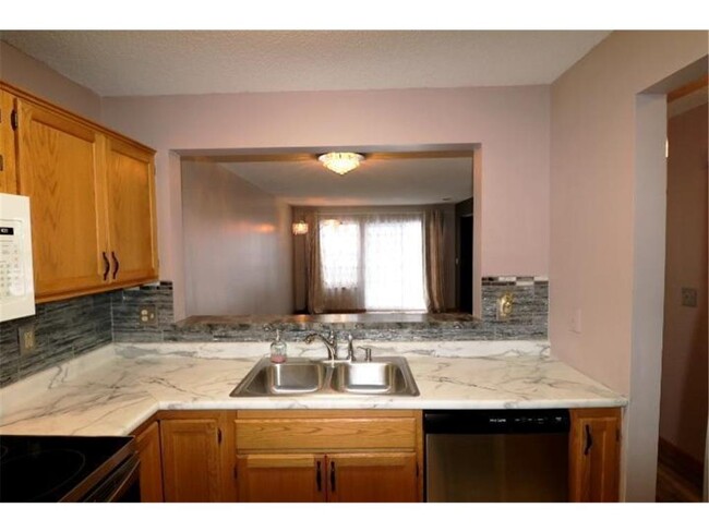 Foto del edificio - 2415 Upland Ln N