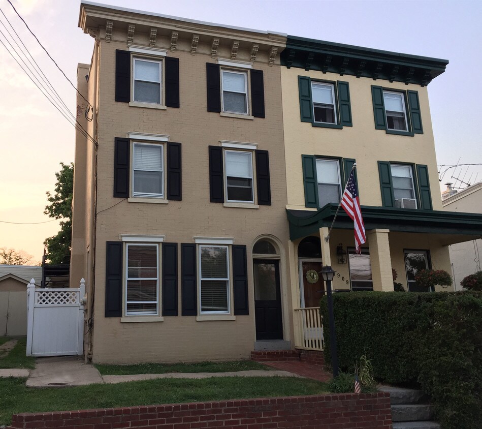 Primary Photo - 1907 N Lincoln St