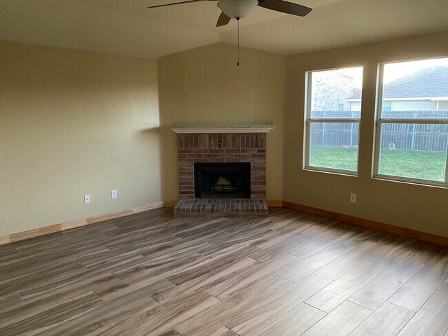Sala de estar con chimenea - 513 Paddle Dr