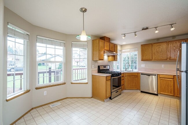 Building Photo - 3 bedroom 2 bath single level home with la...