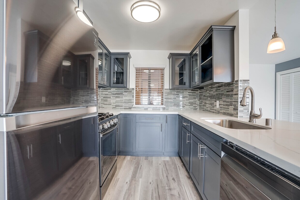 Kitchen - 524 Venice Way