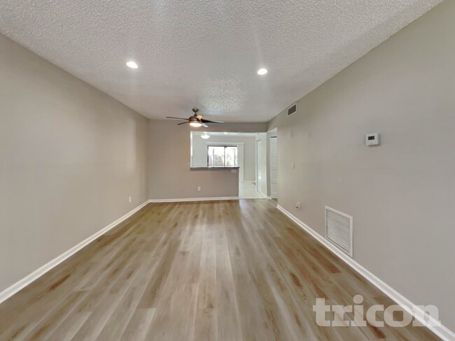 Foto del edificio - 16128 Foxfire Dr