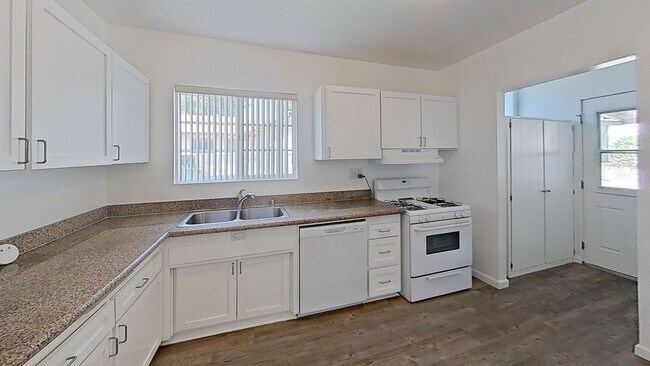 Foto del edificio - Beautiful  4+2 GRANADA HILLS HOME