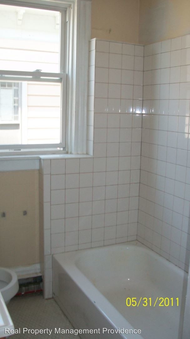 Building Photo - 2 br, 1 bath Apartment - 210 Howell St.