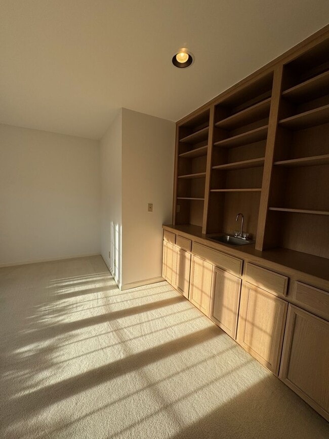 Building Photo - Quiet 4 bed 2.5 bath + Den home in Amherst...