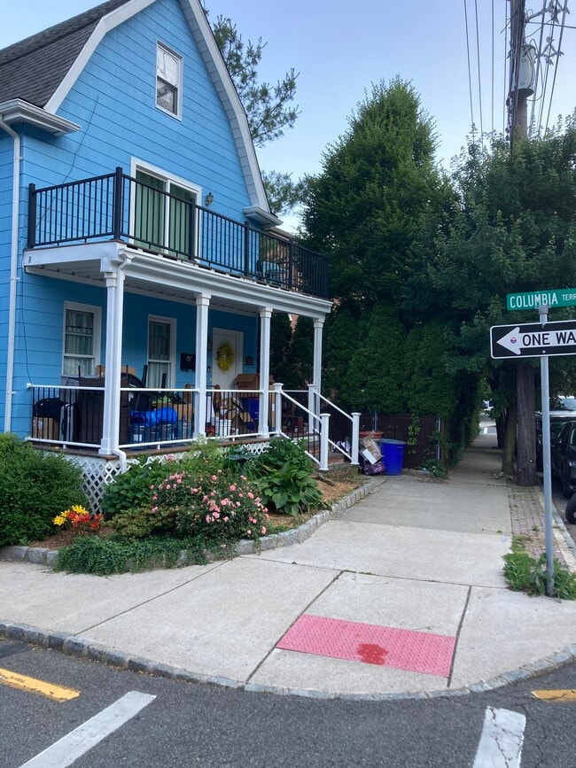 Building Photo - 425 Undercliff Ave
