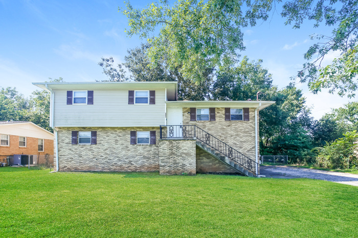 Primary Photo - Spacious 5 Bedroom Home in Huntsville!