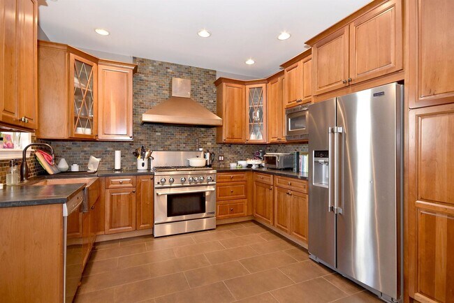 Building Photo - Single-Family Home in Lakeview! Gourmet Ki...