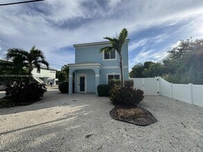 Building Photo - 1315 Royal Palm Dr