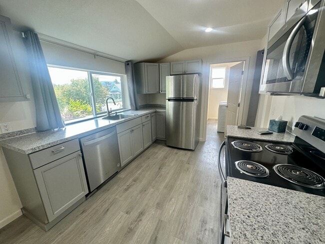 Building Photo - PRE-LEASING: Available Late September 2025...