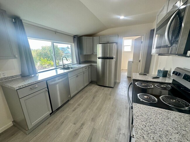 Building Photo - PRELEASING: Available September 2026! 3 bdrm/1 bath House!