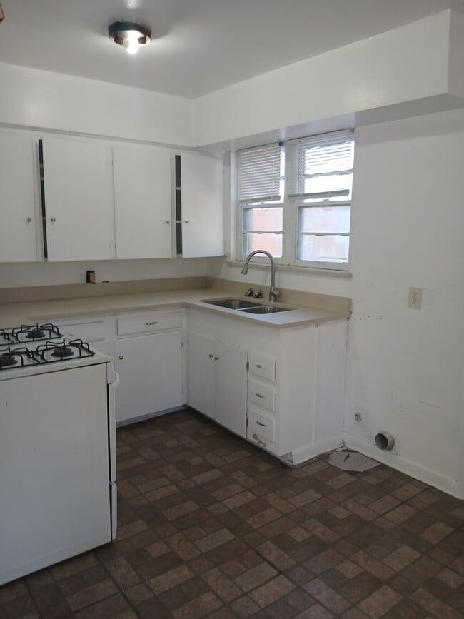 Building Photo - Avon 3019-3021