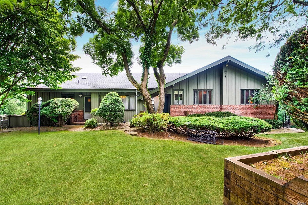 10 Blue Sea Ln, Kings Point, NY 11024 House Rental in Kings Point, NY