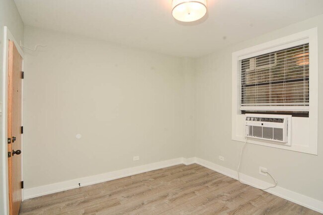 Foto del edificio - 553 W Belmont Ave