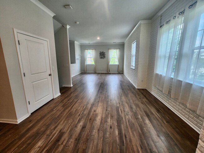 Foto del edificio - Well maintained end unit townhome in Grand...
