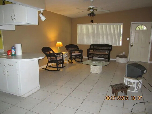 Sala de estar - 2286 Sherwood Dr