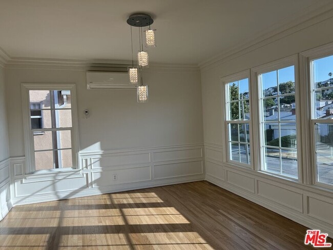 Building Photo - 4120 S Victoria Ave
