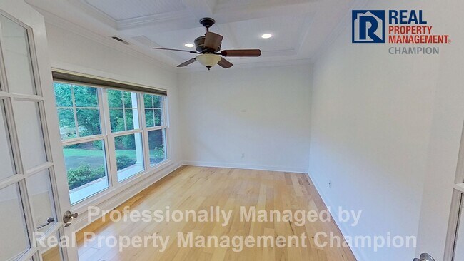 Foto del edificio - Custom 4BD/3BA Home with Hardwood Floors, Office, and Sunroom