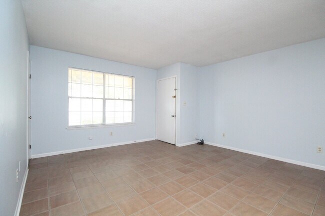 Building Photo - Move in ready 2 bed/1.5 bath Duplex ~ Pet ...