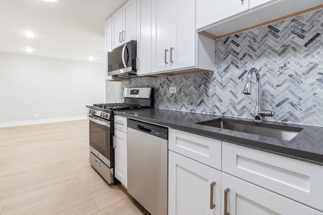 Building Photo - 531 W Aldine Ave