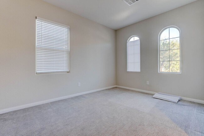 Building Photo - 12847 Slipknot St