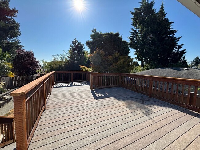 Foto del edificio - Spacious Living & Prime Location in Crown ...