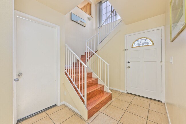 Foto del edificio - 9-MONTH FURNISHED WINTER RENTAL MID SEPT 2026 THROUGH MID JUNE 2027 **3-car parking**