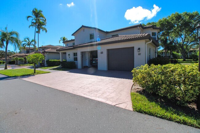 Building Photo - ***FURNISHED SEASONAL RENTAL***DIAMOND LAKE***2+DEN***AVAILABLE***