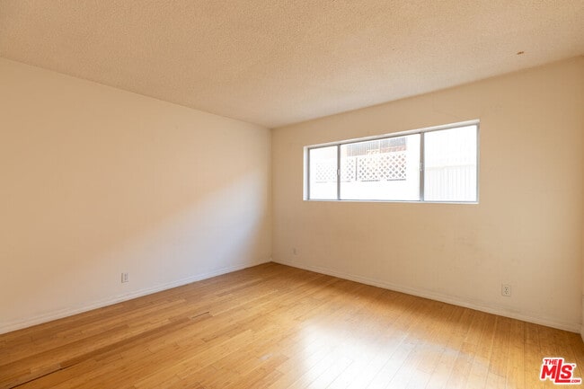 Building Photo - 1033 6th St